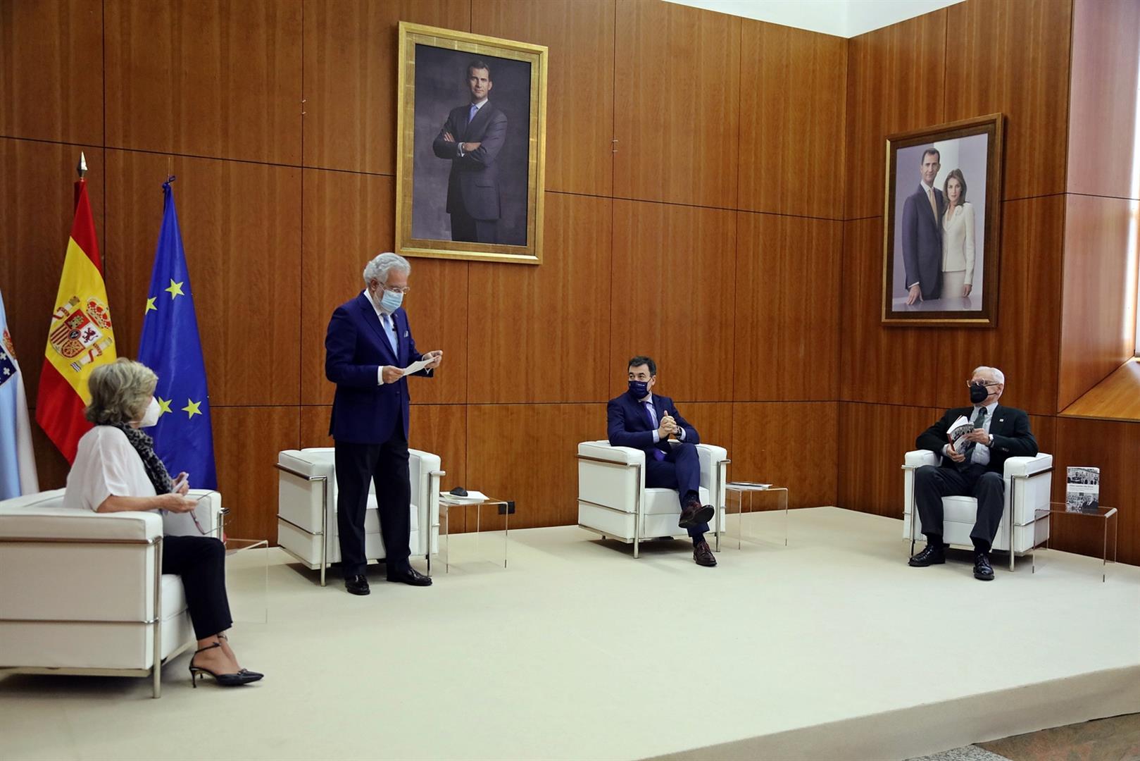 Foto da noticia:O Parlamento de Galicia acolle a presentación do volume 'Polos camiños das horas. Epistolario de Ricardo Carballo Calero e Ramón Otero Pedrayo' 